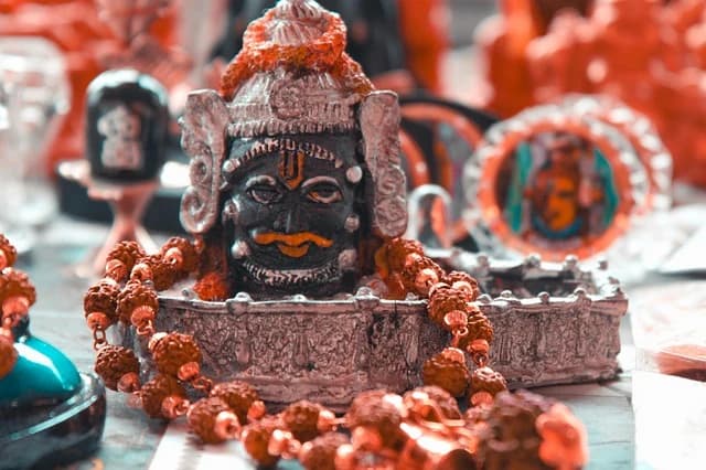 Devotees offering prayers during morning aarti